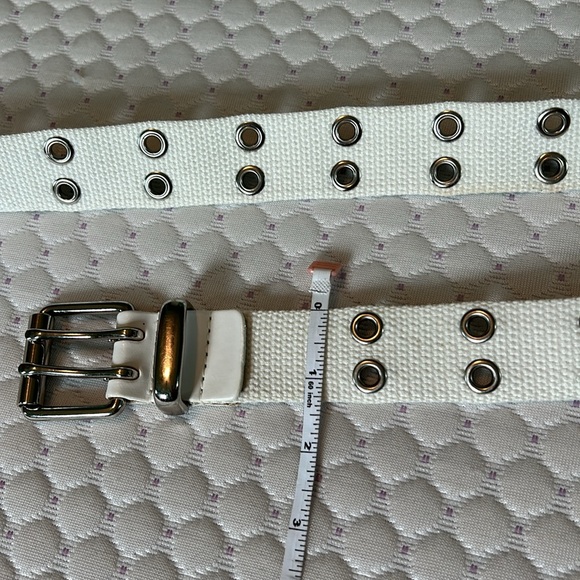 White fabric belt with metal fixtures - Picture 5 of 7